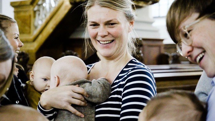 Billede af børn og forældre til babysalmesang i kirken