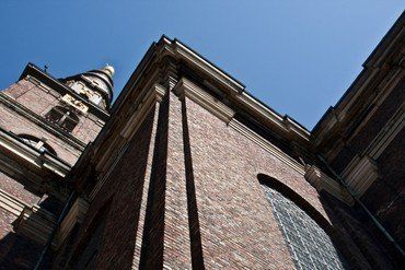 Vor Frelsers Kirkes facade med pilastre