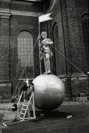 Globussen og Manden på jorden foran kirken