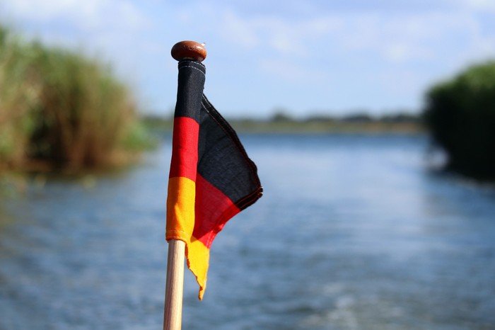 Det tyske flag på en sejlbåd