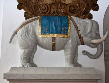 En af de to elefanter, der byder velkommen ved Vor Frelsers Kirkes hovedindgang
