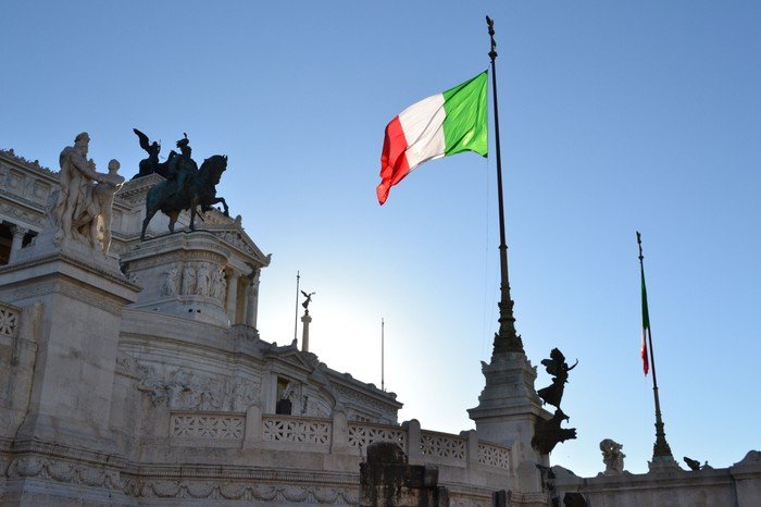 Det italienske flag foran monumentet for Vittorio Emanuele II